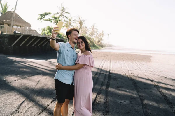 Optimistisch Lächelndes Erwartendes Paar Trendigen Outfits Umarmt Sich Und Macht — Stockfoto