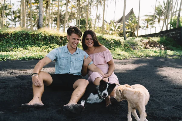 Full Body Happy Pregnant Couple Resting Black Sand Tropical Resort — Foto Stock