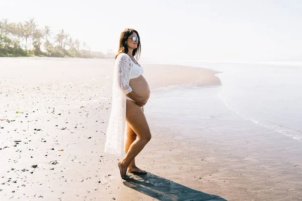 Vue Latérale Une Jeune Femme Enceinte Souriante Maillot Bain Lunettes — Photo