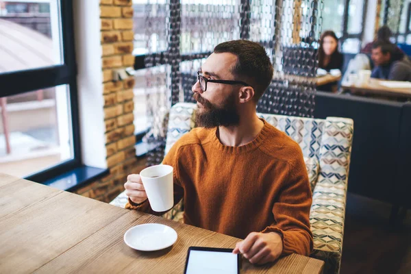 Pensive Bearded Man Casual Outfit Spectacles Looking Away While Enjoying — Stock Photo, Image