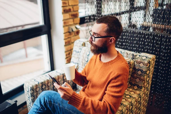 Sidovy Över Ung Stilig Hipster Trendig Outfit Och Glasögon Med — Stockfoto