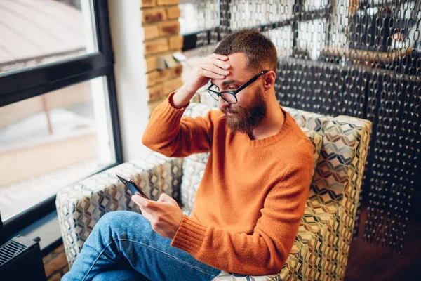 Vue Latérale Jeune Homme Barbu Avec Des Lunettes Lecture Message — Photo