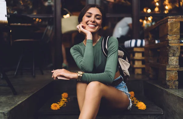 Modelo Femenino Feliz Ropa Elegante Sonriendo Mirando Cámara Mientras Descansa —  Fotos de Stock