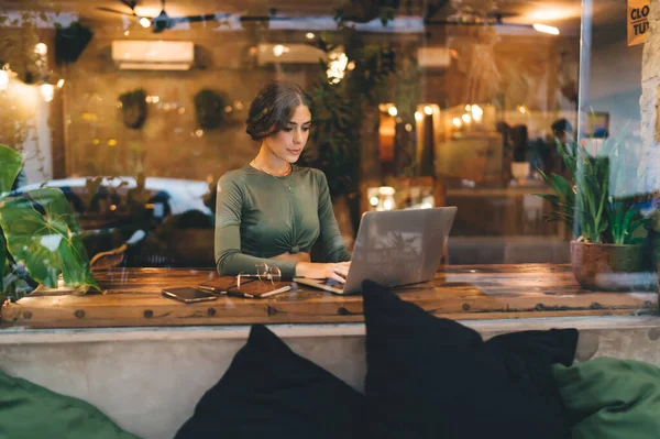 Través Vidrio Enfocado Joven Mujer Estilo Escritura Desgaste Netbook Contemporáneo —  Fotos de Stock