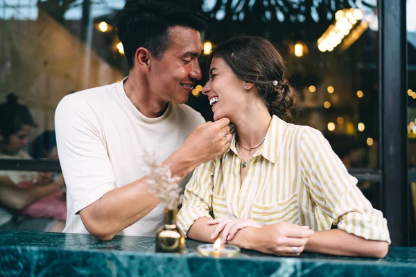 Feliz Chico Étnico Joven Sonriendo Tocando Barbilla Novia Riendo Mientras — Foto de Stock