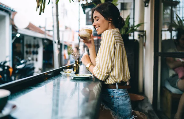 Vista Lateral Joven Mujer Étnica Con Estilo Pantalones Cortos Mezclilla — Foto de Stock