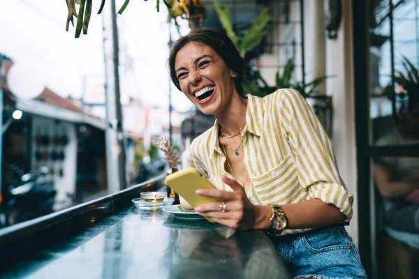 Joyful Jonge Etnische Vrouw Stijlvolle Outfit Messaging Mobiele Telefoon Lachen — Stockfoto