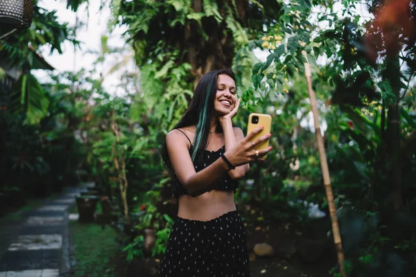 Mosolygó Fiatal Hölgy Divatos Frizura Fotózás Mobiltelefon Megható Áll Miközben — Stock Fotó