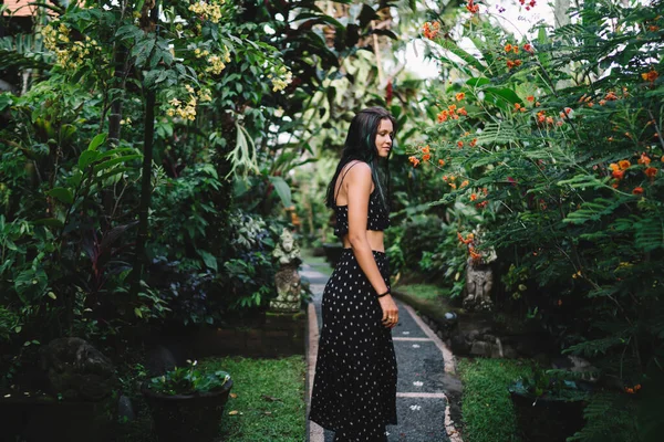 Side View Ethnic Female Dark Long Hair Black Top Skirt — Foto Stock