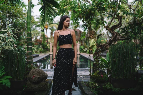 Jonge Vrouw Zomerse Outfit Rustend Tussen Tropische Planten Tijdens Een — Stockfoto
