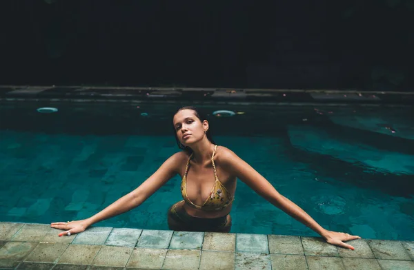 Van Bovenaf Van Sensueel Vrouwtje Bikini Staand Zwembad Met Uitgestrekte — Stockfoto