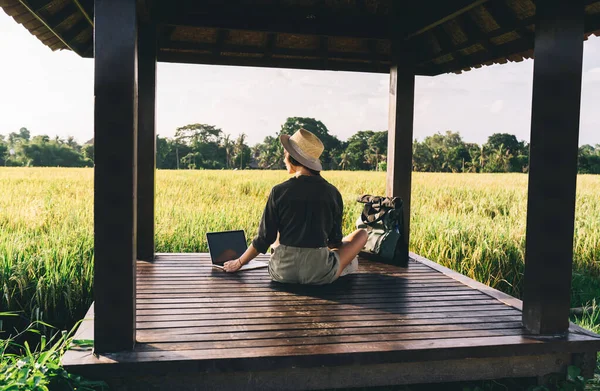 Digitaler Kaukasischer Nomade Mit Roaming Internetverbindung Auf Moderner Laptop Technologie — Stockfoto