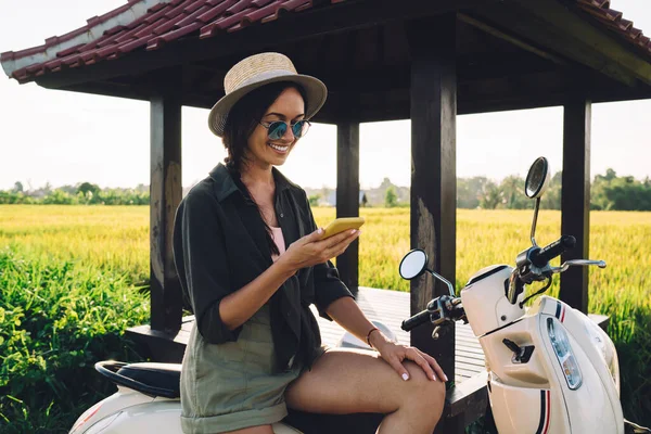 모자를 선글라스를 인터넷에 접속하는 재미있는 관광객 스쿠터를 아시아를 여행하는 — 스톡 사진