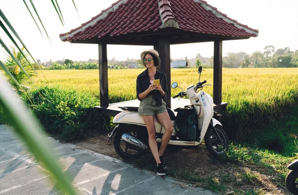 Touriste Féminine Insouciante Reposant Sur Moto Location Profiter Escapade Voyage — Photo