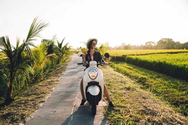 Aantrekkelijke Vrouwelijke Reizen Blogger Testen Vintage Motor Vervoer Tijdens Zomervakantie — Stockfoto