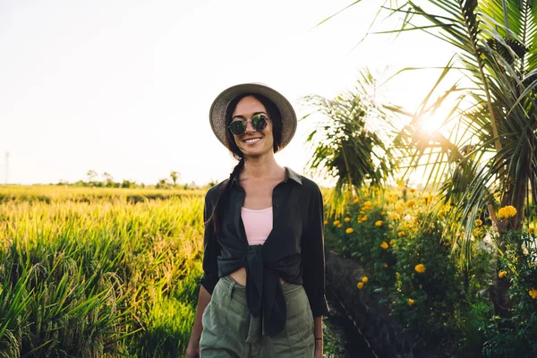 내리쬐는 시골을 즐거운 관광객 베트남에서 여행을 즐기고 여성의 길이의 — 스톡 사진