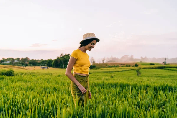 Tanınmayan Modaya Uygun Bir Kadın Bali Tatil Yaparken Yeşil Bahçede — Stok fotoğraf