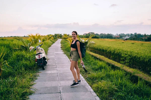 Side View Full Body Happy Female Tourist Casual Clothes Backpack — Foto Stock