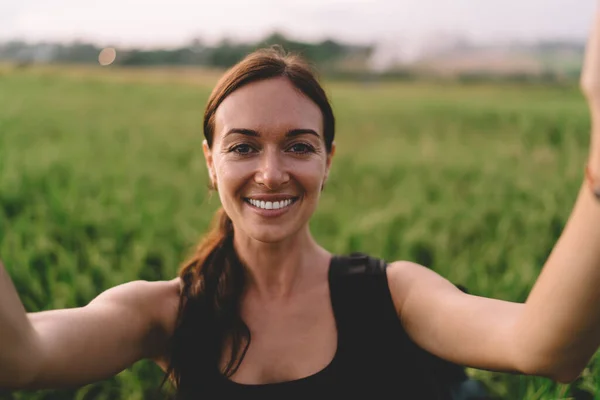 Young Beautiful Tanned Woman Taking Selfie Looking Camera Friendly Smile — стокове фото