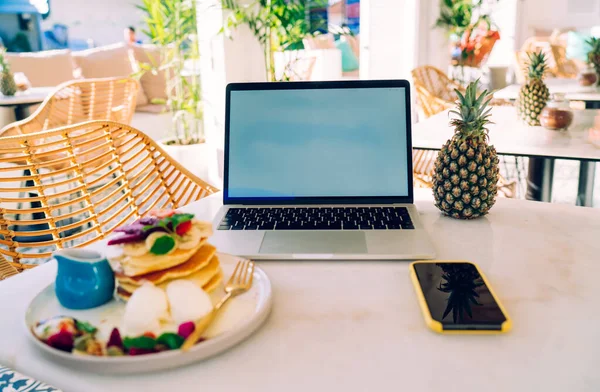 Laptop Empty Screen Located Table Pineapple Plate Delicious Breakfast Pancakes — Stockfoto
