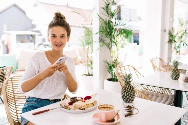 Mujer Sonriente Positiva Ropa Casual Tomando Fotos Delicioso Desayuno Mientras —  Fotos de Stock