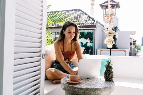 Full Body Geconcentreerde Vrouw Casual Outfit Zitten Lotus Poseren Terras — Stockfoto