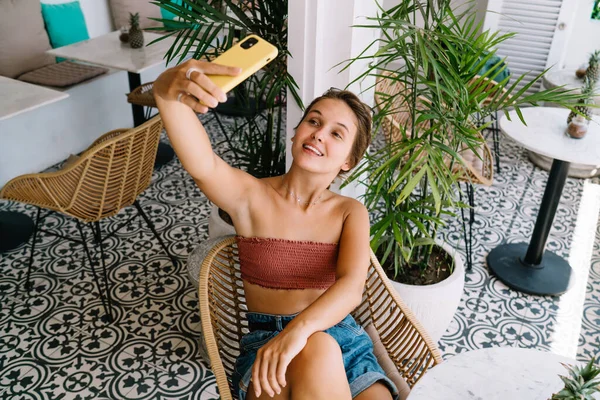 High Angle Smiling Female Summer Top Sitting Wicker Chair Taking — Stockfoto