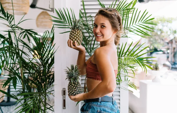 Zijaanzicht Van Aantrekkelijke Slanke Vrouw Staan Buurt Van Groene Exotische — Stockfoto