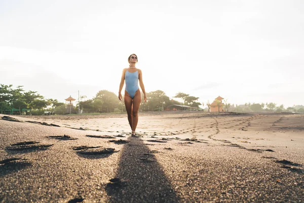 Desde Abajo Serena Hembra Traje Baño Caminando Por Playa Durante — Foto de Stock