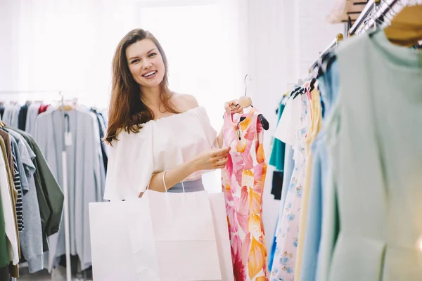 Cheerful Brunette White Outfit White Shopping Bags Looking Camera Smiling — Stockfoto