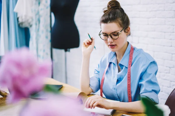 Jeune Couturière Concentrée Tenue Décontractée Ruban Mesurer Autour Cou Travaillant — Photo