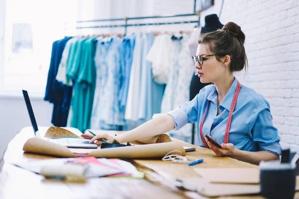 Vista Lateral Joven Mujer Diseñador Ropa Portátil Navegación Mientras Trabaja — Foto de Stock