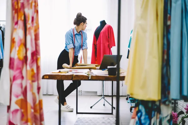 Full Length Female Seamstress Casual Clothes Measuring Tape Looking Away — Stockfoto