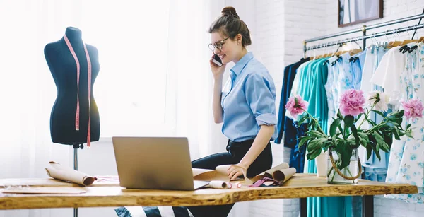 Side View Cheerful Female Dressmaker Sitting Table Laptop Having Conversation — 图库照片