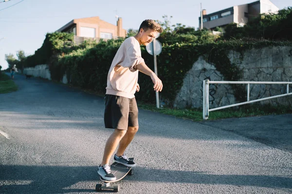 Full Length Zijaanzicht Kalme Jonge Sporter Actiefwear Skateboard Tegen Eigentijdse — Stockfoto