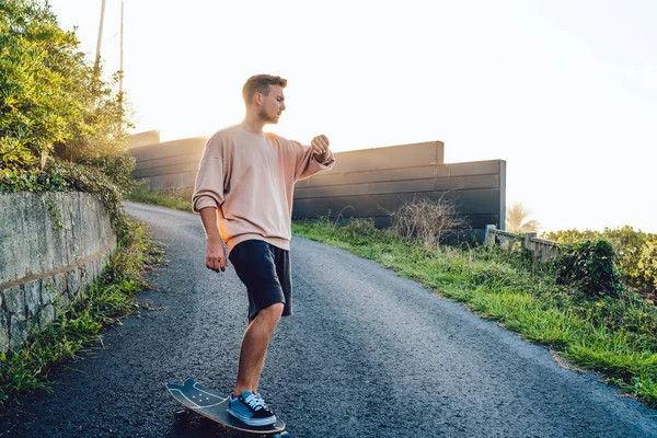 Patinador Masculino Calificado Positivo Ropa Casual Mirando Reloj Pulsera Comprobando — Foto de Stock