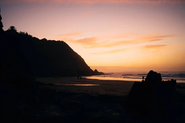 Dark Evening View Ocean High Rocks Sandy Shore Sunset Horizon — стоковое фото