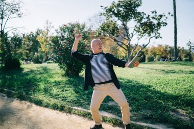 Yürekli genç bir adam halka açık bir yerde eğleniyor. Boş zaman ve yaşam tarzının tadını çıkarıyor. Elektronik kulaklıklı son sınıf öğrencisi dokunmatik ve dans eden rock 'n' roll 'dan enerjik müzikler dinliyor.