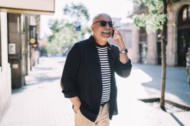 Heyecanlı, güneş gözlüklü, hareketliliğin tadını çıkaran son sınıf öğrencisi arkadaşıyla yalnız başına gezmeyi tartışan, uluslararası kullanıcıyla pozitif akıllı telefon konuşmasında gülen komik adam.