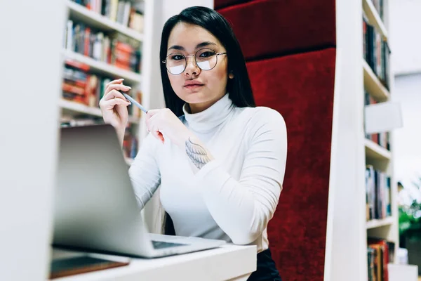 Φιλόδοξη Ασιάτισσα Αυτοπεποίθηση Νεαρή Γυναίκα Που Χρησιμοποιεί Φορητό Υπολογιστή Κατά — Φωτογραφία Αρχείου