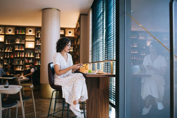 Mladá Žena Šatech Odpočívá Zkříženýma Nohama Židli Stolu Chutným Dortem — Stock fotografie