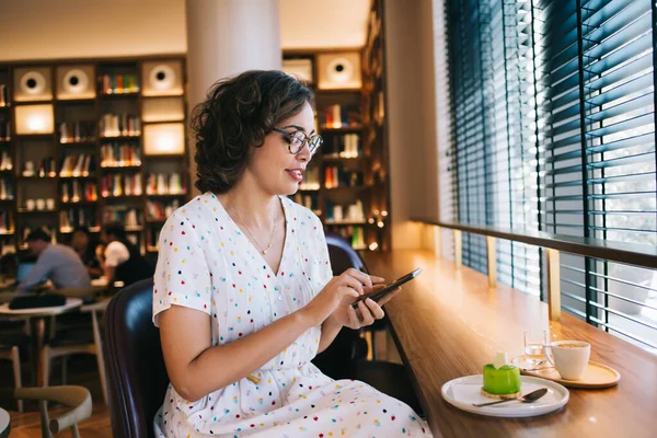 Junge Frau Brille Plaudert Mit Handy Tisch Bei Leckerem Moussekuchen — Stockfoto