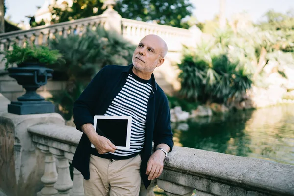 Düşünceli Kafkasyalı turist, seyahat sitesi ve metin reklamları için fotokopi alanı olan dokunmatik bir yer tutuyor. Boş zamanlarında boş dijital tabletle düşünen düşünceli bir son sınıf öğrencisi.