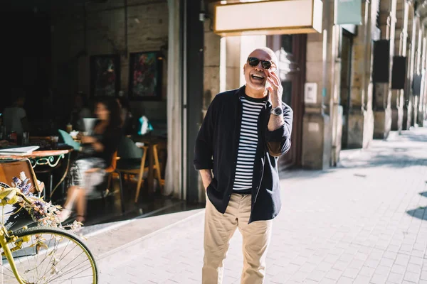 Cheerful Male Senior Sunglasses Enjoying Mobility Talking Roaming Discussing Solo — Stock Photo, Image