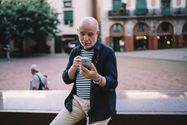 年迈的退休游客在网上阅读旅游广告 在街上使用现代手机工具 与4G无线连接 以便在国际度假期间聊天和预订 — 图库照片