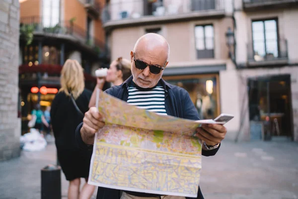 Trendy Ντυμένος Αρσενικό Συνταξιούχος Τουριστικό Χάρτη Για Τον Έλεγχο Της — Φωτογραφία Αρχείου