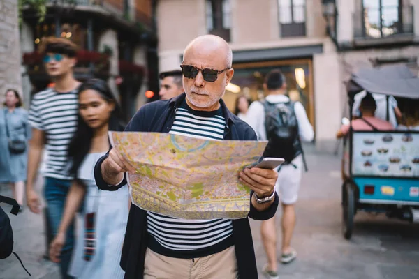 Aposentado Turista Masculino Com Mapa Viagem Gadget Celular Moderno Para — Fotografia de Stock