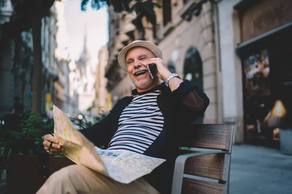 Grappige Mannelijke Toerist Met Papieren Kaart Hand Lachen Tijdens Vriendelijke — Stockfoto