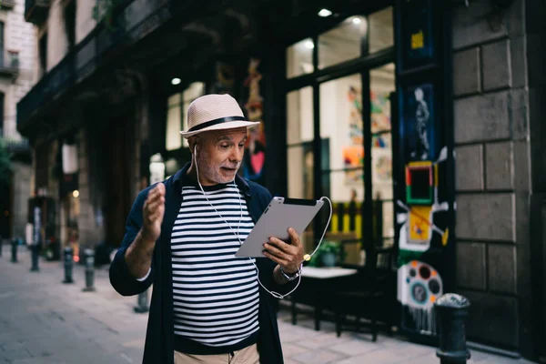 Surprised Male Senior Headphones Walking Touristic Streets Connecting Roaming Receive — стоковое фото