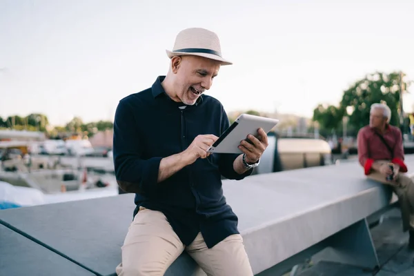 Счастливый Мужчина Блоггер Лет Наслаждаясь Временем Социальных Сетей Время Путешествия — стоковое фото
